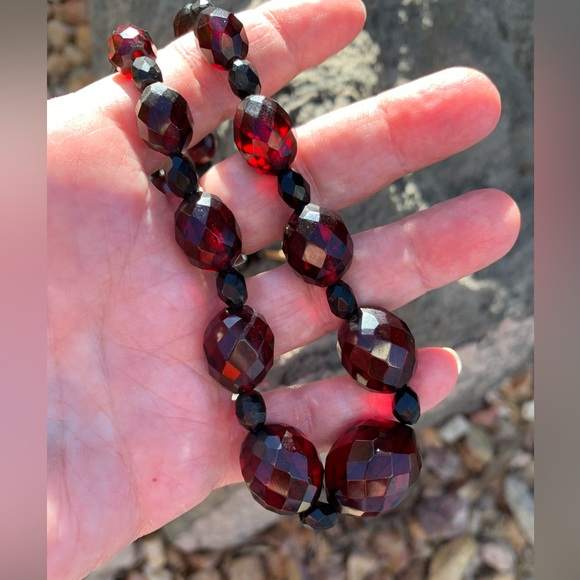 Vintage Faceted Cherry and Black Graduated Bakelite Necklace TESTED 28.35 grams - Picture 3 of 8